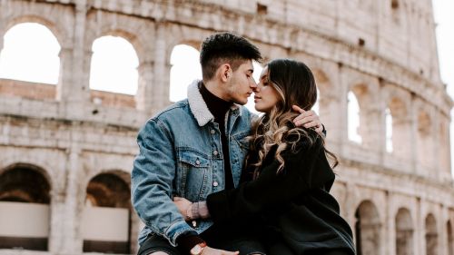 Couple kissing at the Coloseum HD Wallpaper