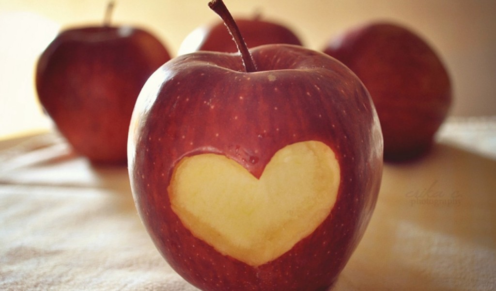Heart shaped apple HD Wallpaper