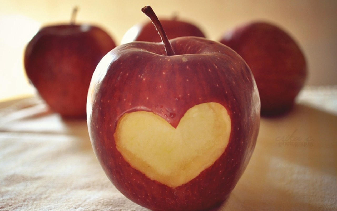Heart shaped apple HD Wallpaper