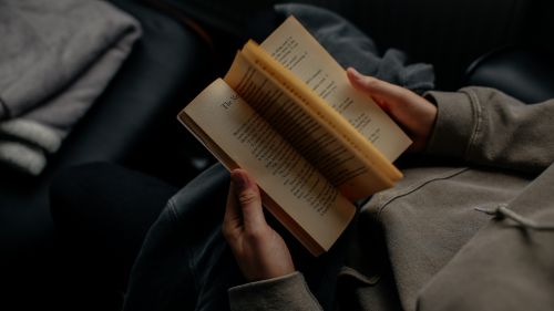 Man reading a book HD Wallpaper