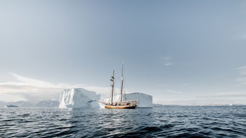 Ship passing through iceberg HD Wallpaper