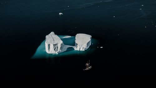 Shipwreck at an iceberg HD Wallpaper