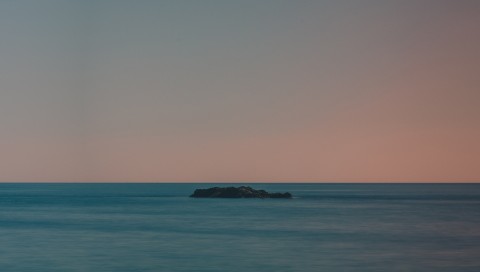 Small island in the ocean HD Wallpaper