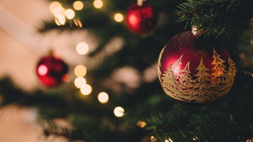 Christmas Tree With Baubles HD Wallpaper