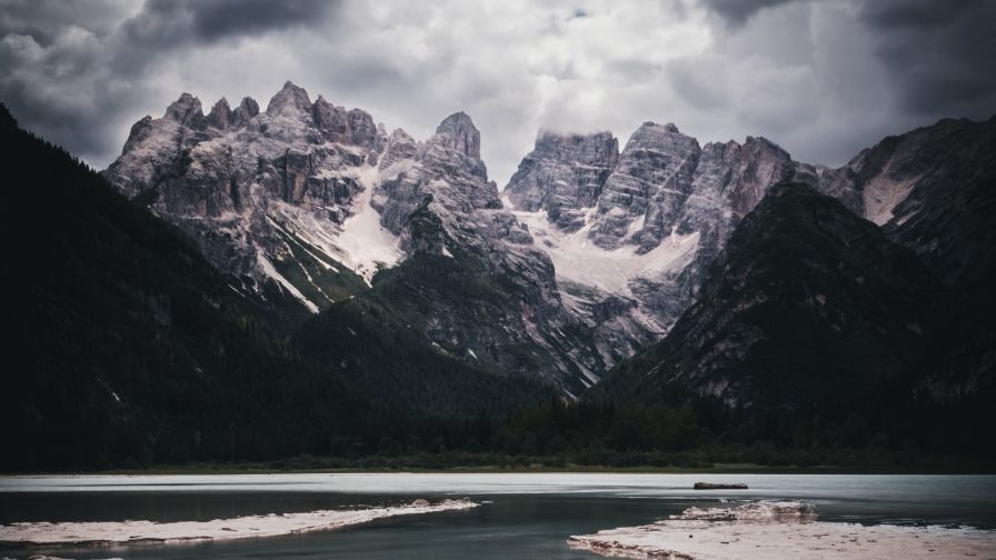 Cloudy day on the lake HD Wallpaper