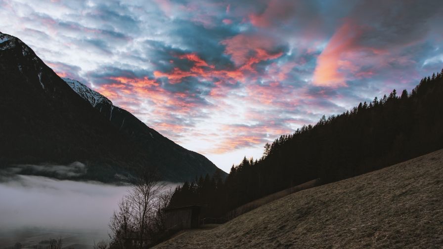 Cloudy sky ovee the mountains of Italy HD Wallpaper