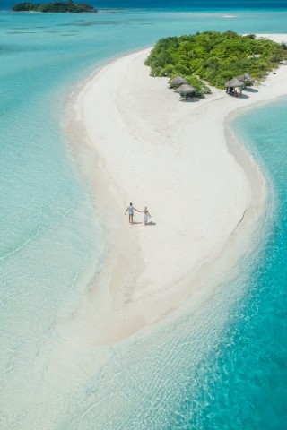 Couple walking in Maldives HD Wallpaper