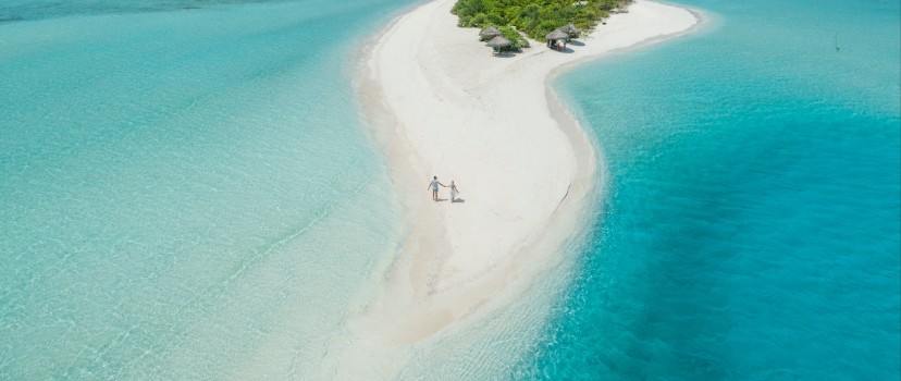 Couple walking in Maldives HD Wallpaper