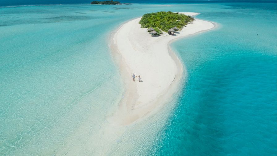 Couple walking in Maldives HD Wallpaper