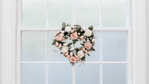 Flower wreath at the window HD Wallpaper