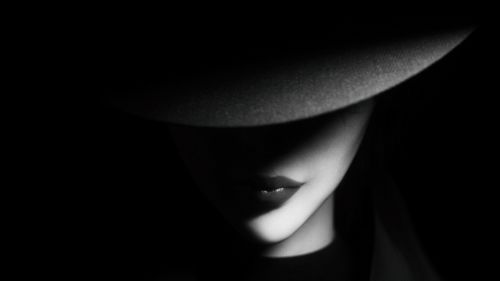 Girl wearing a big hat HD Wallpaper