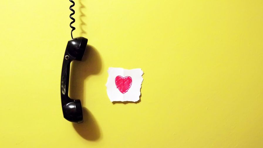 Heart next to the phone HD Wallpaper