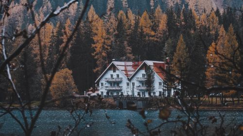 House next to the lake HD Wallpaper