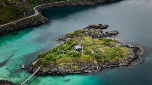 Island at the middle of a lake HD Wallpaper