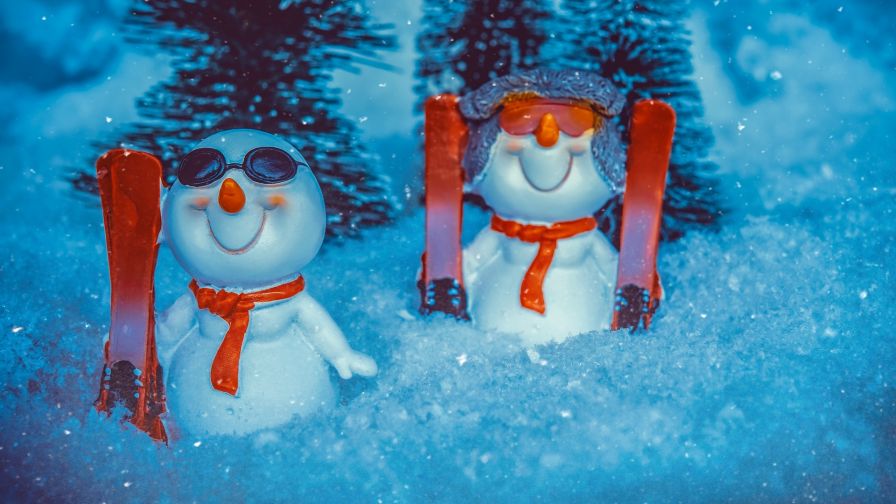 Snowmen figurinw on the snow HD Wallpaper