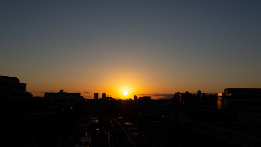 Sunset over Japan's railway station HD Wallpaper